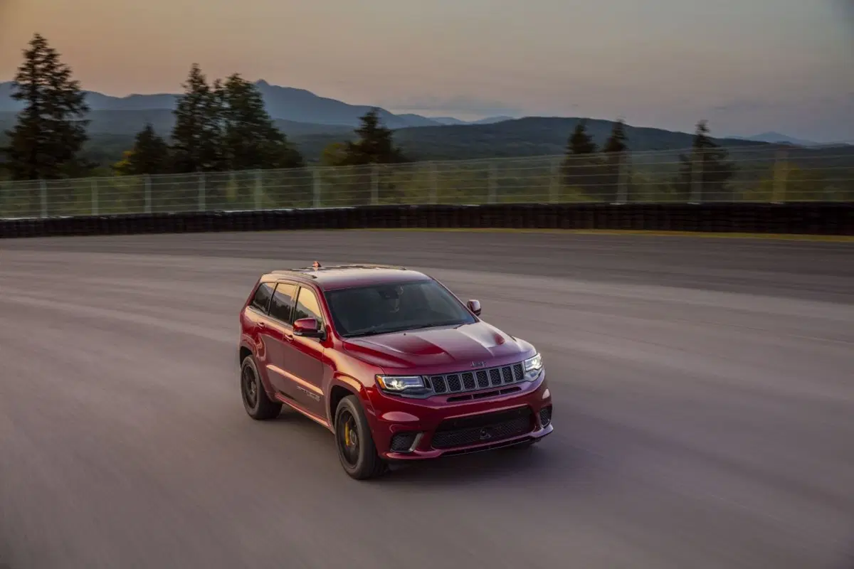 Jeep Grand Cherokee Trackhawk, il super SUV da 700 CV debutta al Salone di Ginevra 2018 (10)