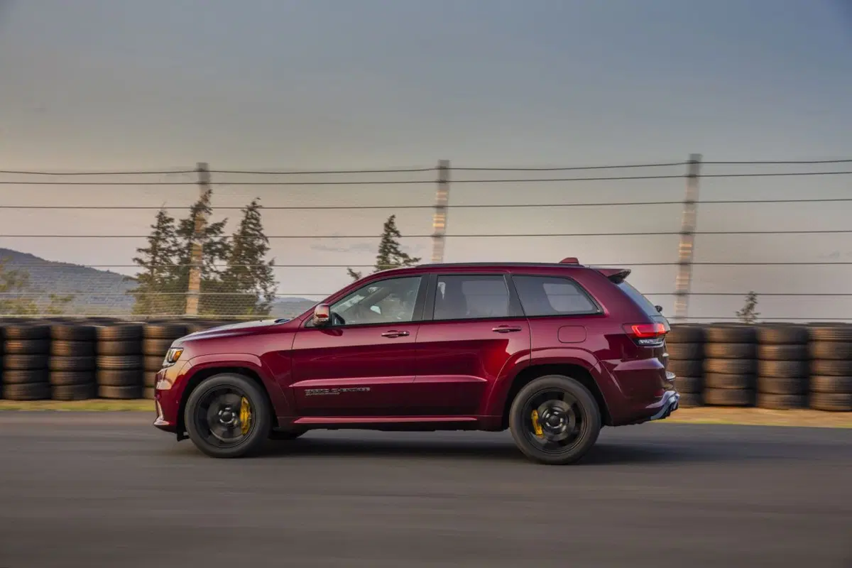 Jeep Grand Cherokee Trackhawk, il super SUV da 700 CV debutta al Salone di Ginevra 2018 (16)