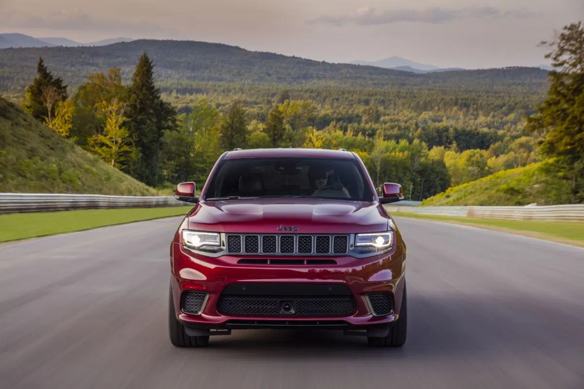 Jeep Grand Cherokee Trackhawk, il super SUV da 700 CV debutta al Salone di Ginevra 2018 (18)
