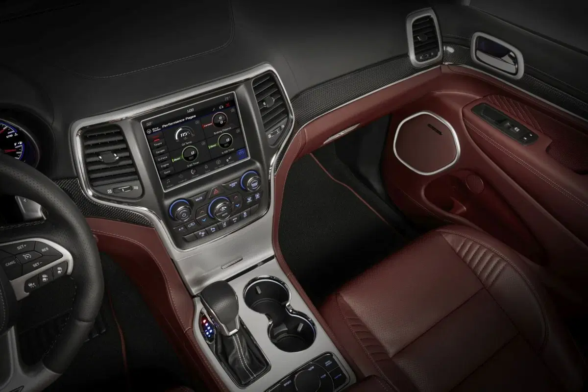 Jeep Grand Cherokee Trackhawk, il super SUV da 700 CV debutta al Salone di Ginevra 2018 (19)