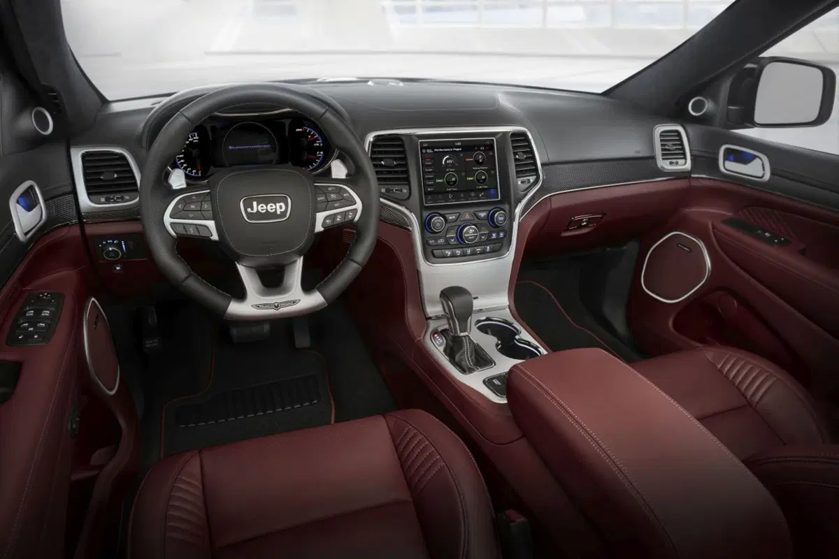 Jeep Grand Cherokee Trackhawk, il super SUV da 700 CV debutta al Salone di Ginevra 2018 (21)