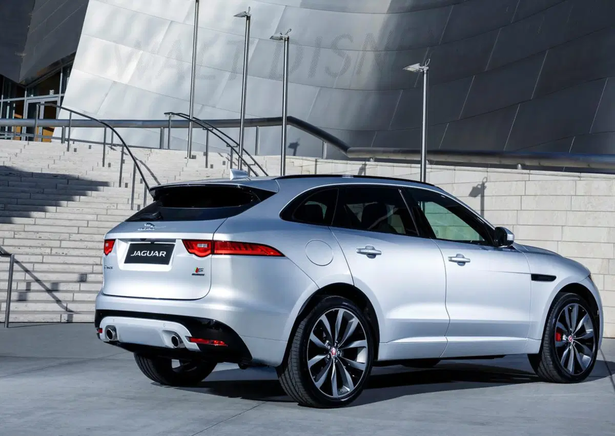 Jaguar F-Pace 3.0d i6 mhev R-Dynamic SE 90th Anniversary Edition awd 300cv auto (41)