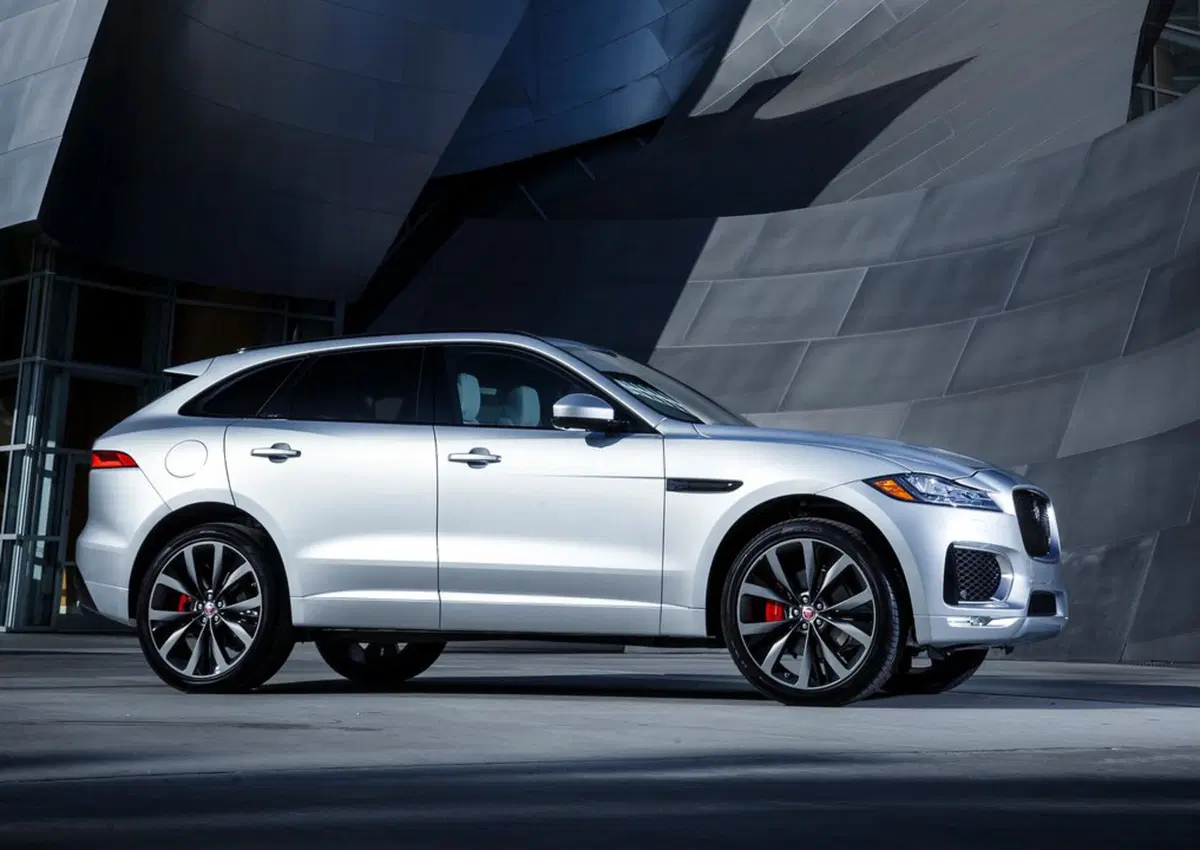 Jaguar F-Pace 3.0d i6 mhev R-Dynamic SE 90th Anniversary Edition awd 300cv auto (42)