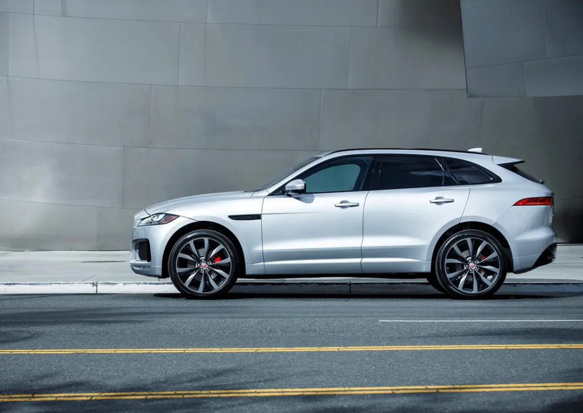 Jaguar F-Pace 3.0d i6 mhev R-Dynamic SE 90th Anniversary Edition awd 300cv auto (34)