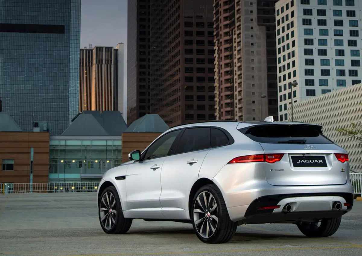 Jaguar F-Pace 3.0d i6 mhev R-Dynamic SE 90th Anniversary Edition awd 300cv auto (39)