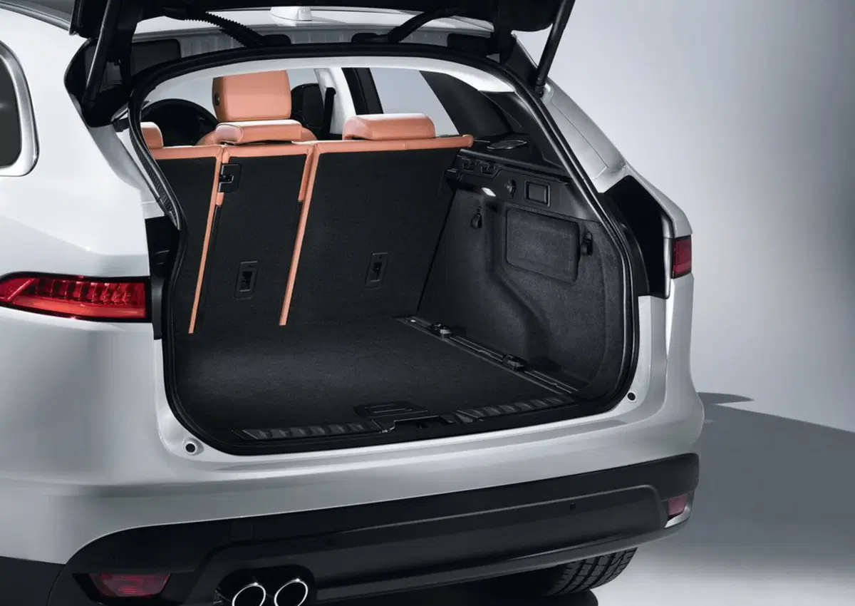 Jaguar F-Pace 3.0d i6 mhev R-Dynamic SE 90th Anniversary Edition awd 300cv auto (47)
