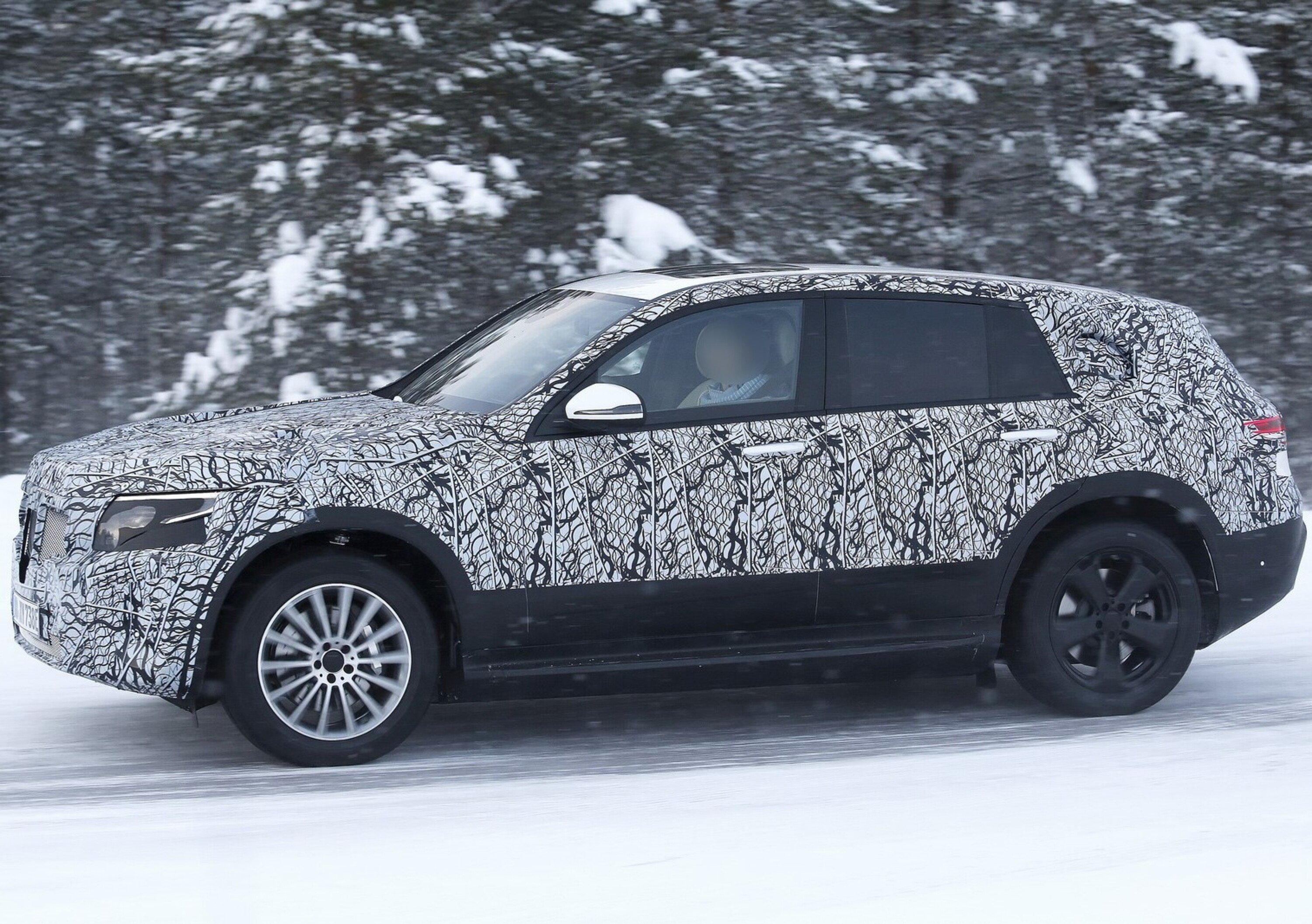 EQ C: il nuovo SUV elettrico Mercedes in test sulla neve [video]