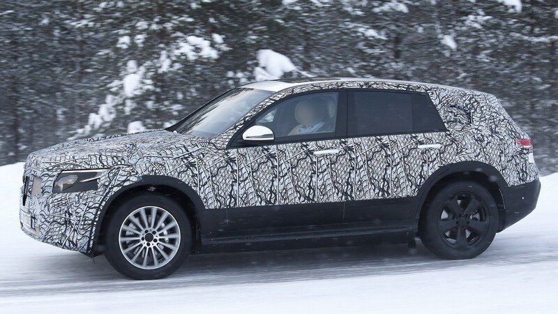 EQ C: il nuovo SUV elettrico Mercedes in test sulla neve [video]