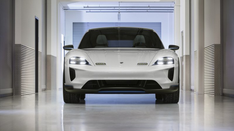Porsche Mission E Cross Turismo, la concept al Salone di Ginevra 2018 - video