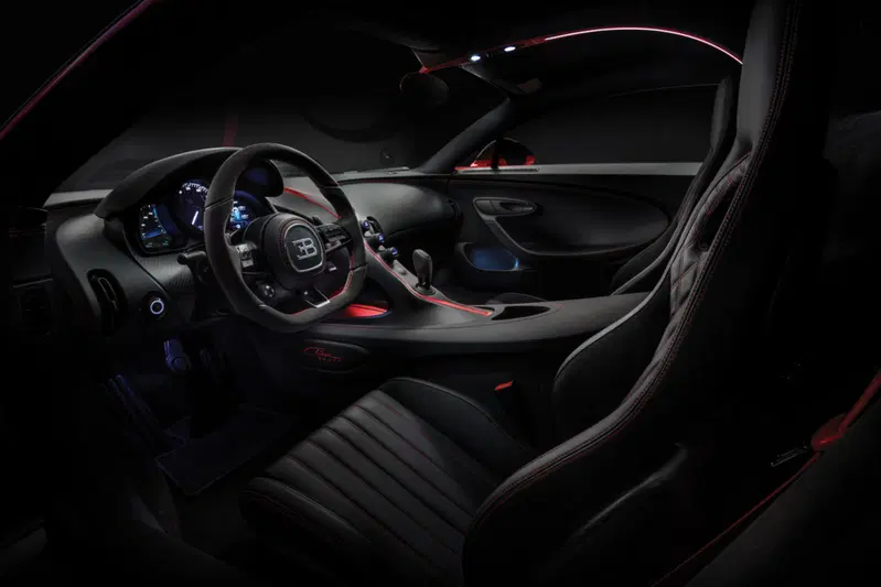 Sulla Chiron Sport l'abitacolo &egrave; dominato dalle tinte scure
