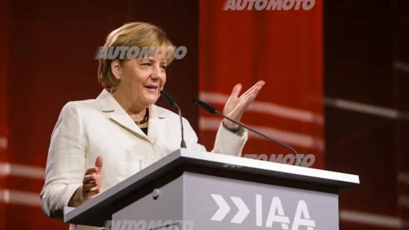 Angela Merkel: &laquo;L'industria dell'auto aiuti i rifugiati&raquo;