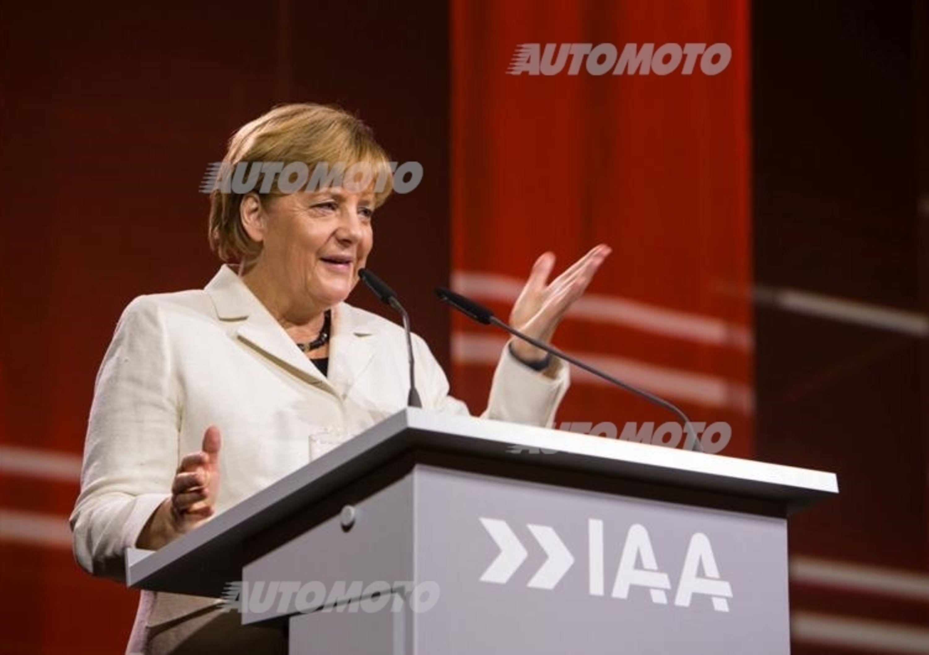 Angela Merkel: &laquo;L&#039;industria dell&#039;auto aiuti i rifugiati&raquo;