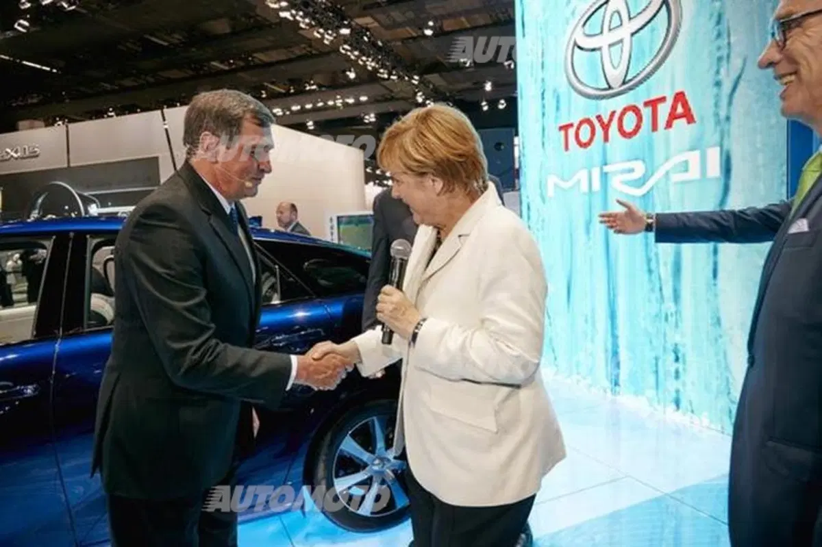 Angela Merkel: «L'industria dell'auto aiuti i rifugiati»