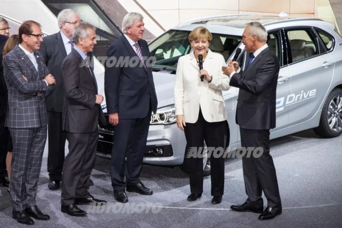 Angela Merkel: «L'industria dell'auto aiuti i rifugiati» (2)