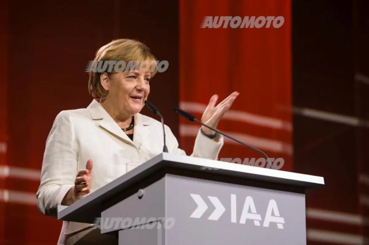 Angela Merkel: «L'industria dell'auto aiuti i rifugiati» (4)