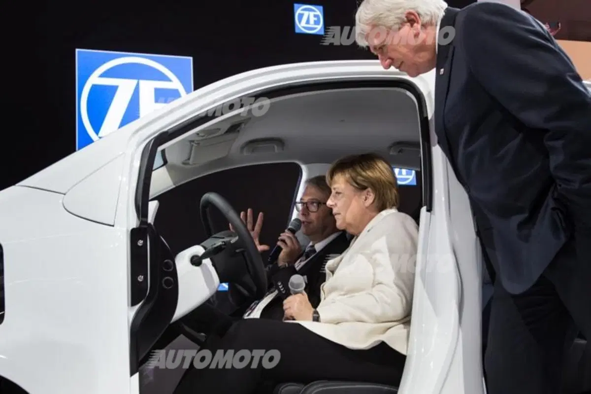 Angela Merkel: «L'industria dell'auto aiuti i rifugiati» (6)
