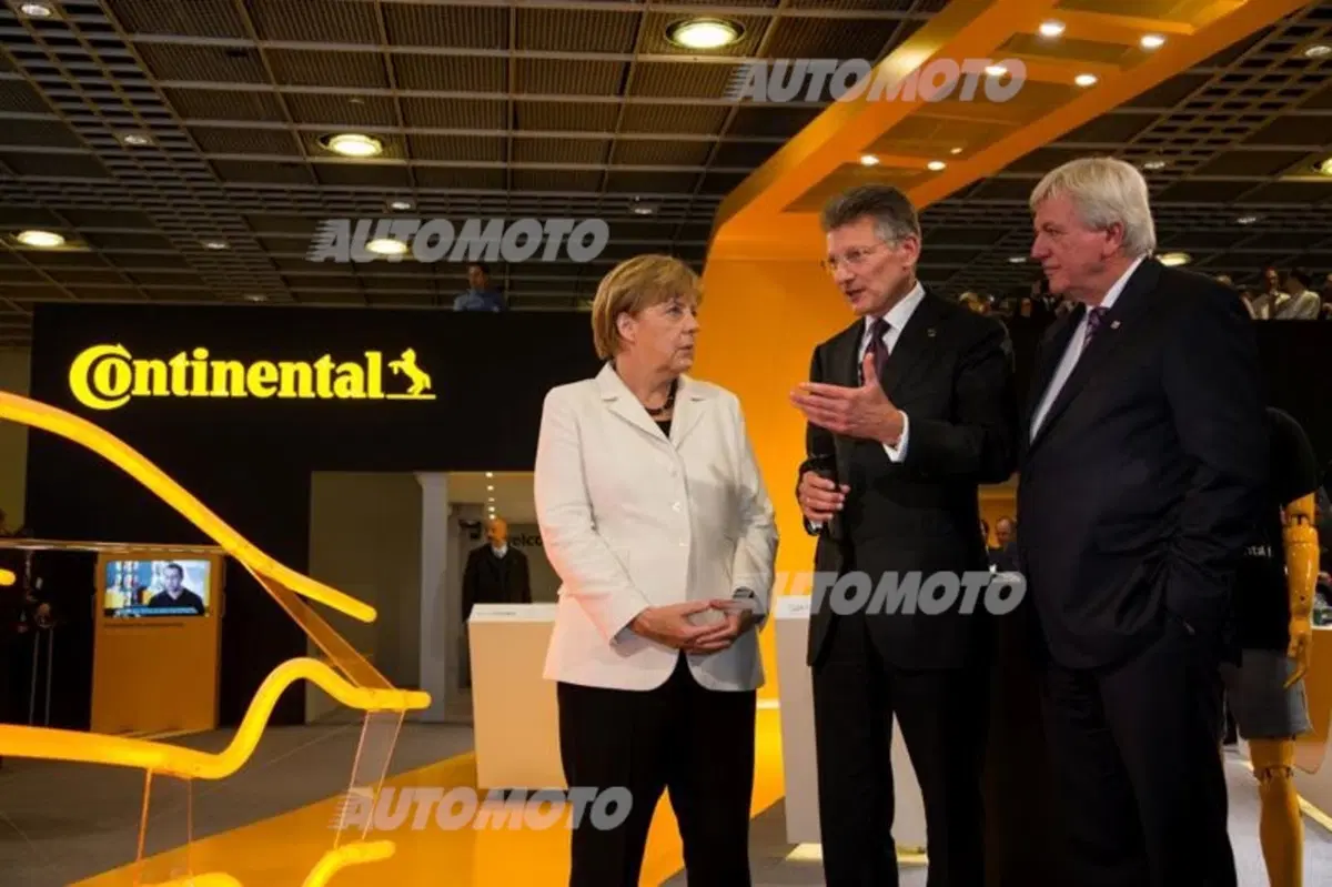 Angela Merkel: «L'industria dell'auto aiuti i rifugiati» (9)
