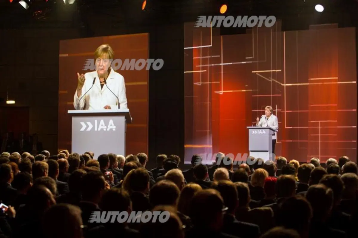 Angela Merkel: «L'industria dell'auto aiuti i rifugiati» (13)