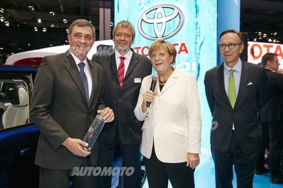 Angela Merkel: «L'industria dell'auto aiuti i rifugiati» (14)