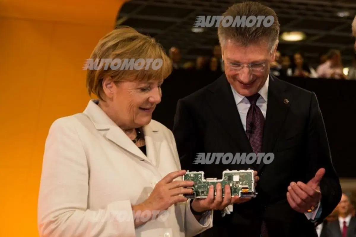 Angela Merkel: «L'industria dell'auto aiuti i rifugiati» (16)