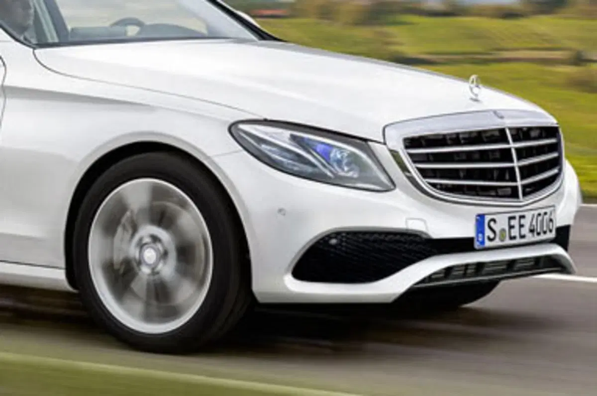 Nuova Mercedes Classe E: nel rendering, tanto in comune con la Classe C (2)