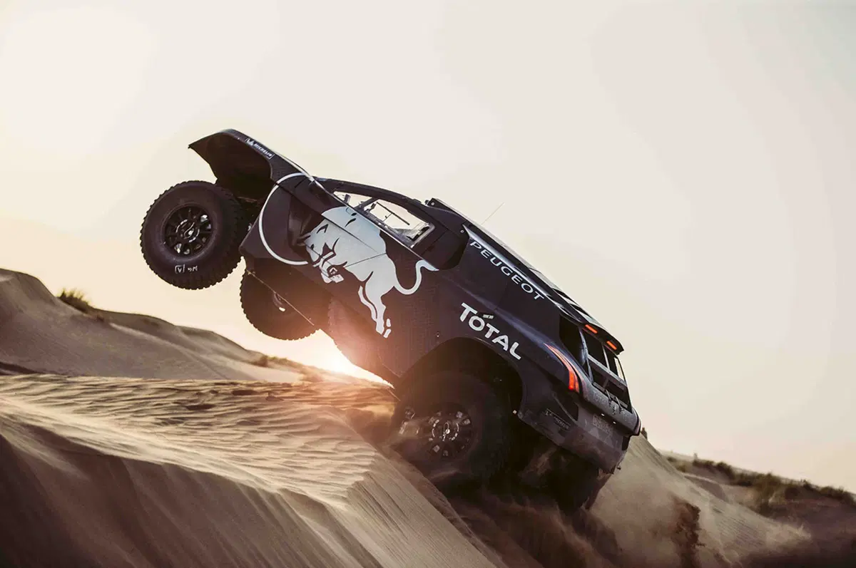 Dakar 2016. Ecco la nuova Peugeot 2008 DKR16! [VIDEO]