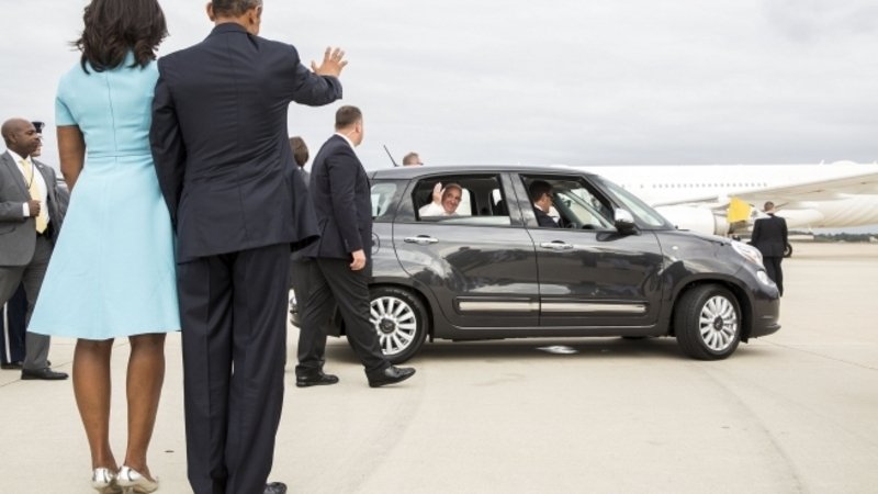Papa Francesco in visita negli USA sulla Fiat 500L [VIDEO]