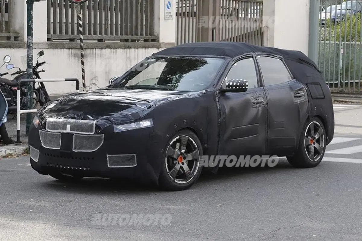 Maserati Levante: beccata per la prima volta la versione definitiva (2)