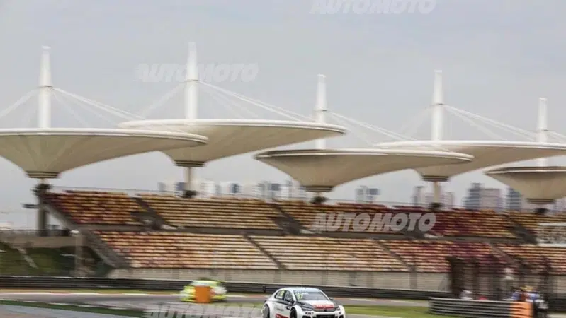 WTCC 2015, qualifiche Cina: pole per L&oacute;pez