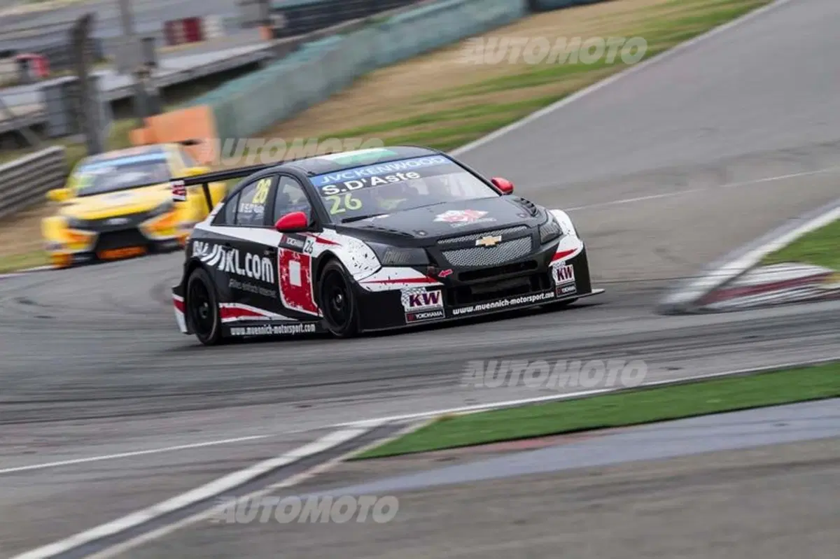 WTCC 2015, qualifiche Cina: pole per López (10)