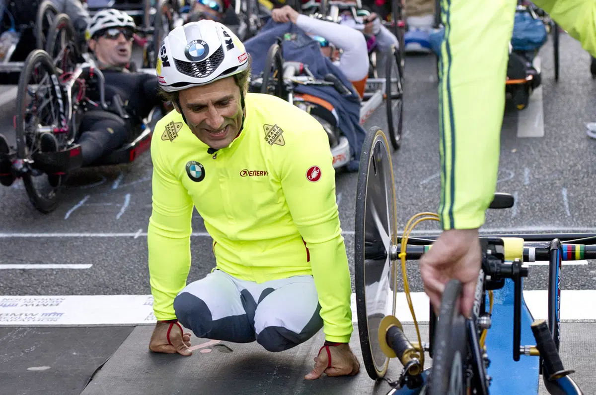 Zanardi eroico alla Maratona di Berlino (8)