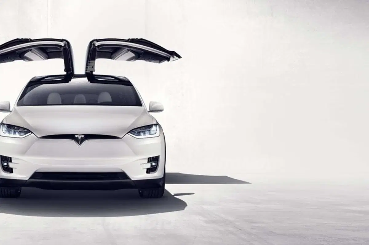 Tesla Model X, ecco la versione di serie (2)