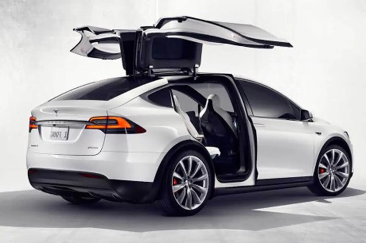 Tesla Model X, ecco la versione di serie (3)