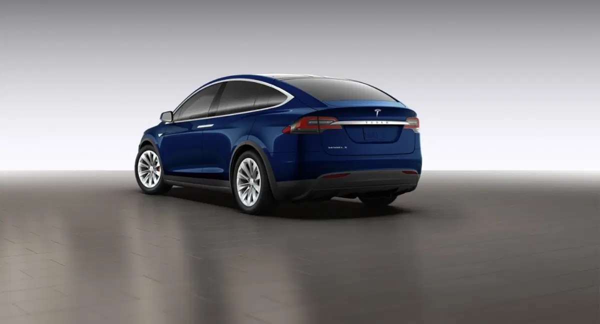 Tesla Model X, ecco la versione di serie (10)