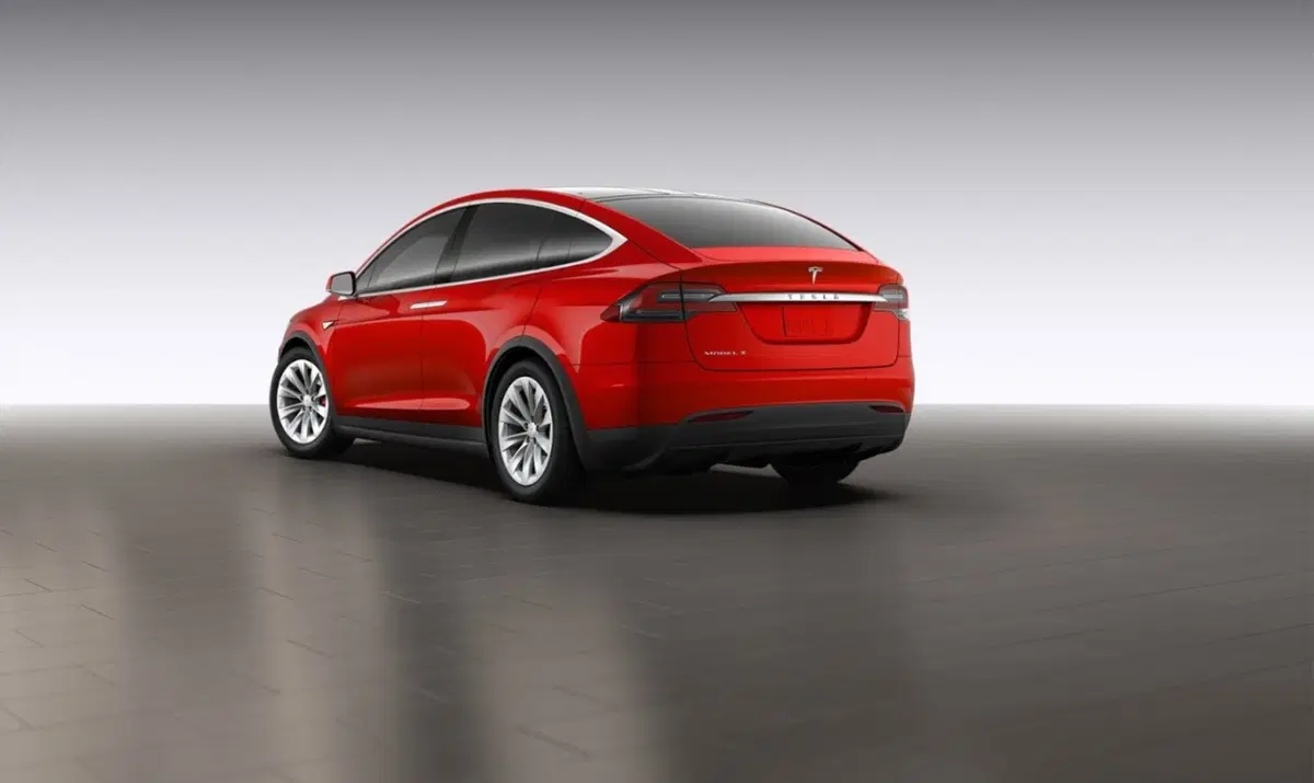 Tesla Model X, ecco la versione di serie (14)