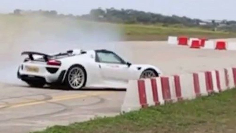 Porsche 918 Spyder piomba sugli spettatori: 26 feriti, 5 gravi [video]
