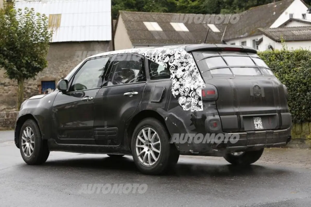 SUV Alfa Romeo, il muletto è una 500L (2)