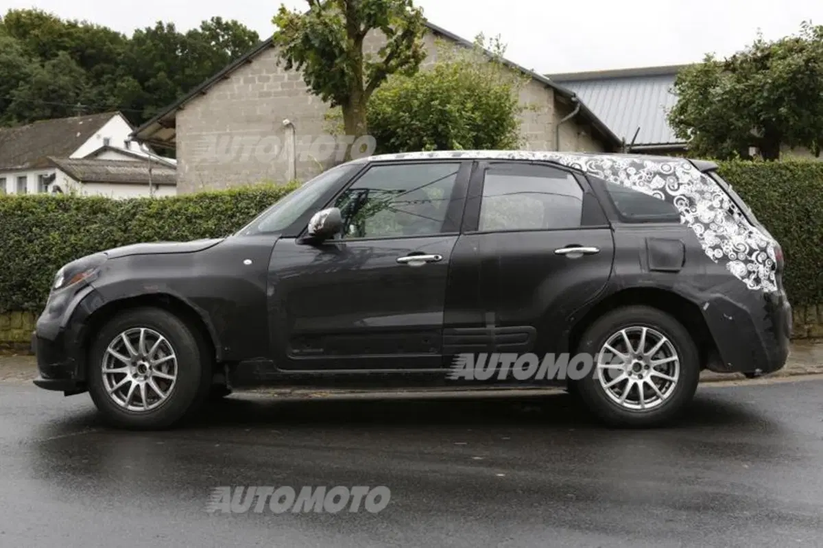 SUV Alfa Romeo, il muletto è una 500L (3)