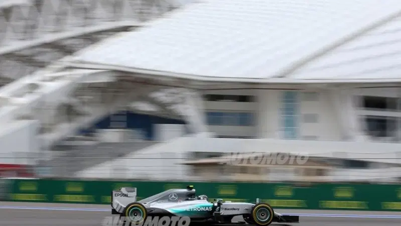 F1, Gp Russia 2015: pole per Rosberg. Quarto Vettel