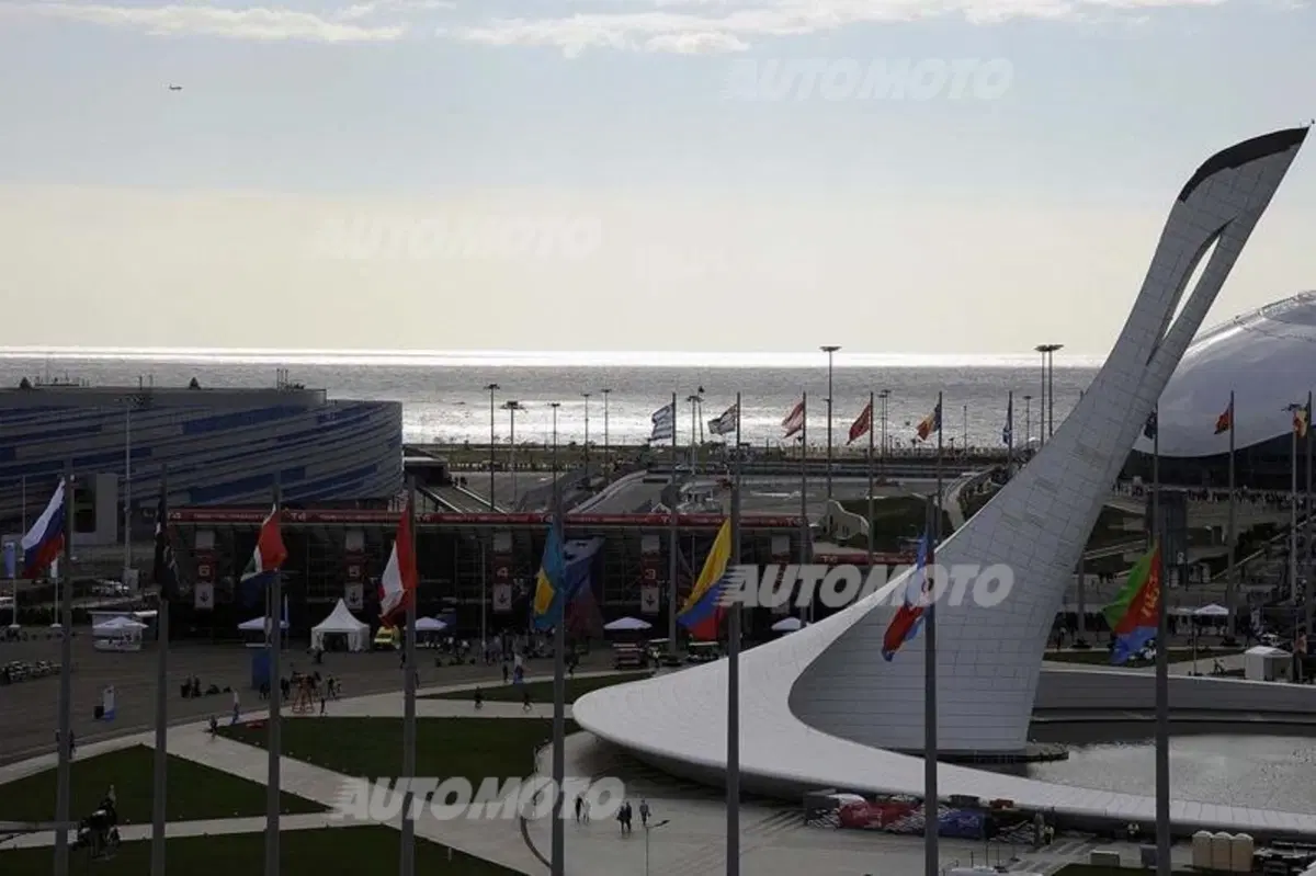 F1, Gp Russia 2015: pole per Rosberg. Quarto Vettel (6)