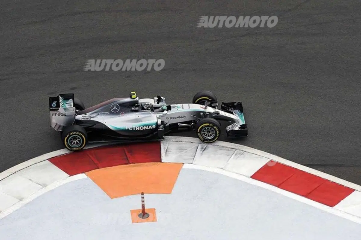 F1, Gp Russia 2015: pole per Rosberg. Quarto Vettel (22)