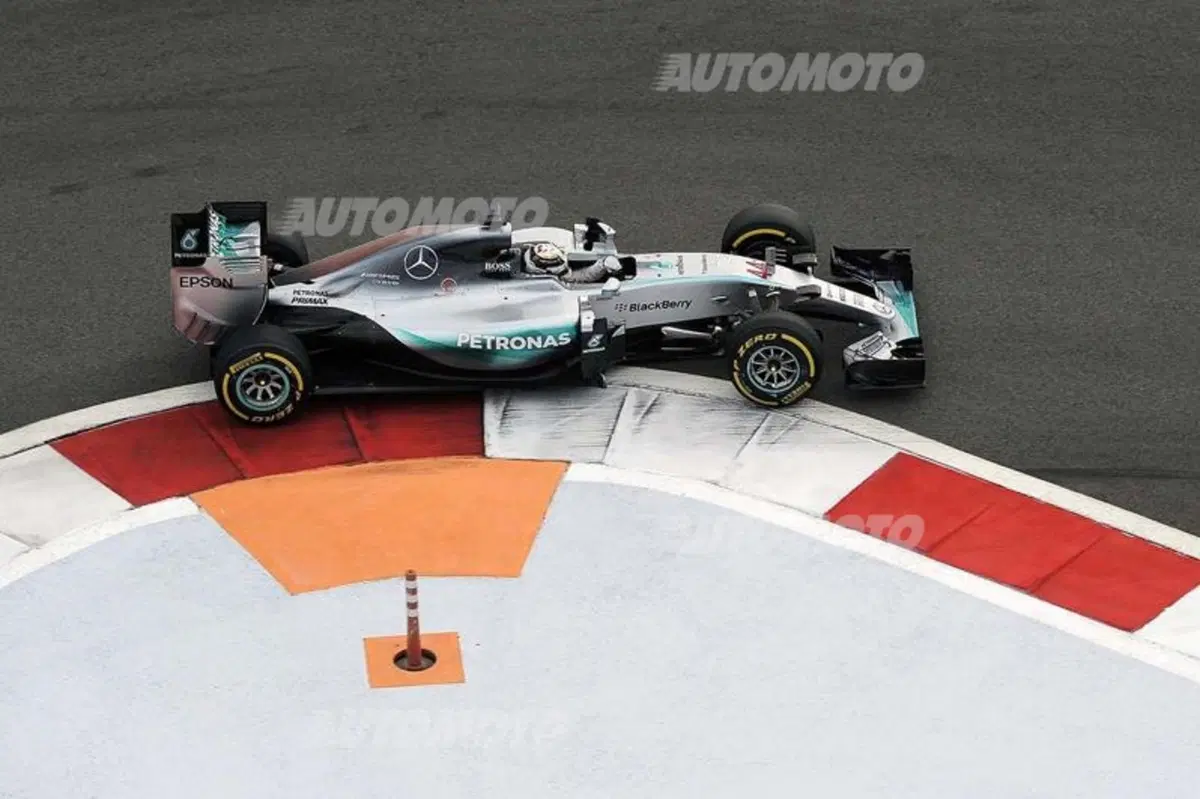 F1, Gp Russia 2015: pole per Rosberg. Quarto Vettel (23)