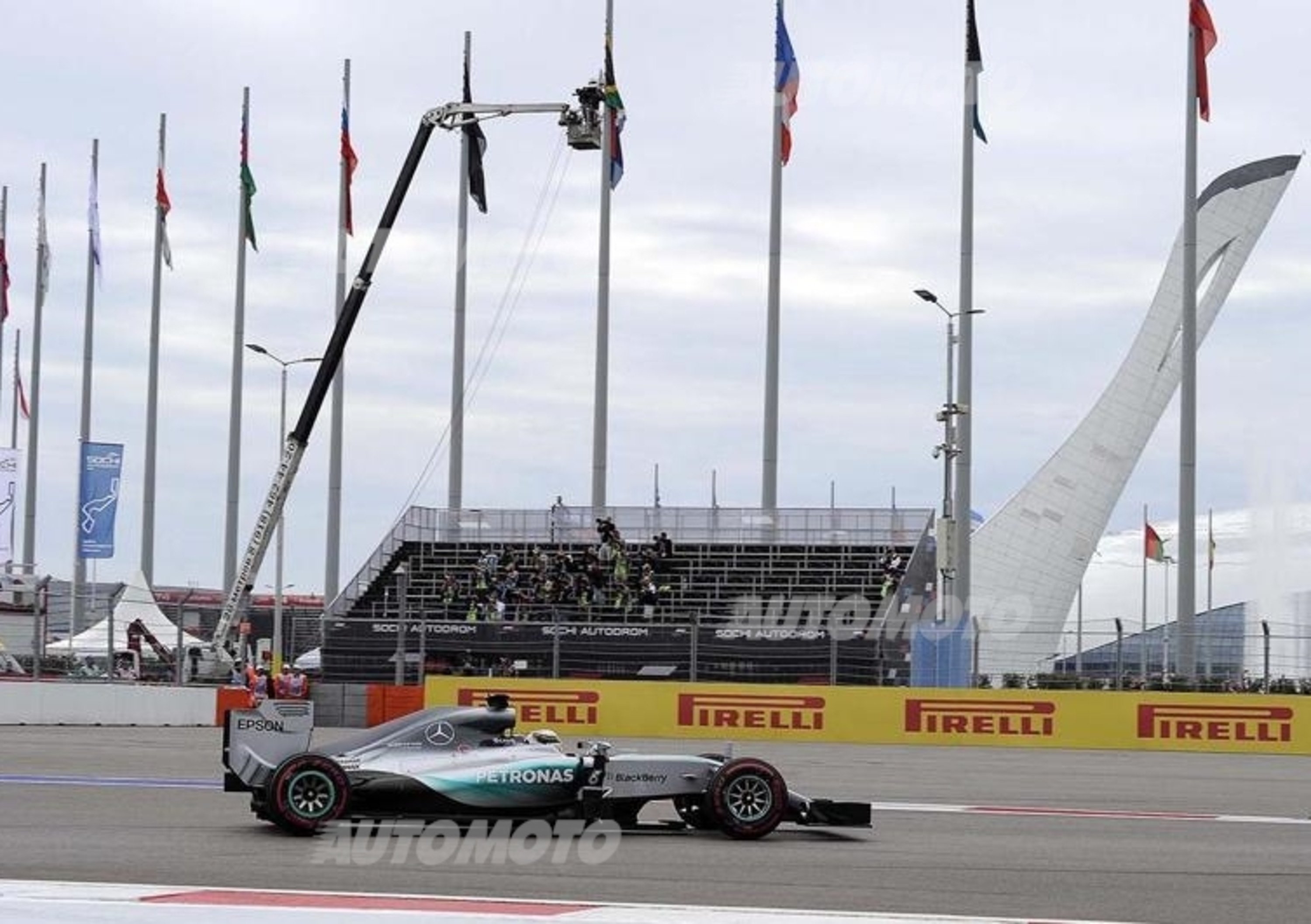 F1, Gp Russia 2015: vince Hamilton. Mercedes campione del mondo Costruttori