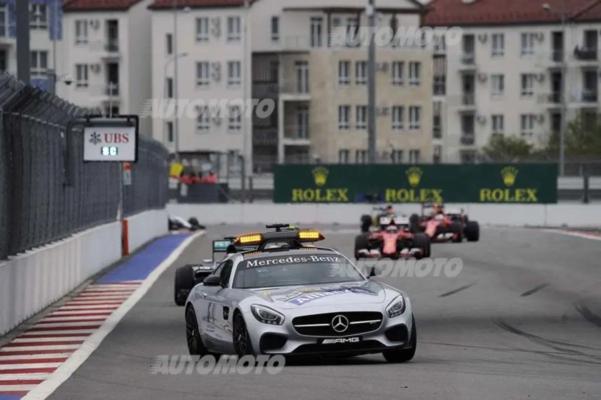 F1, Gp Russia 2015: Hamilton senza rivali (27)