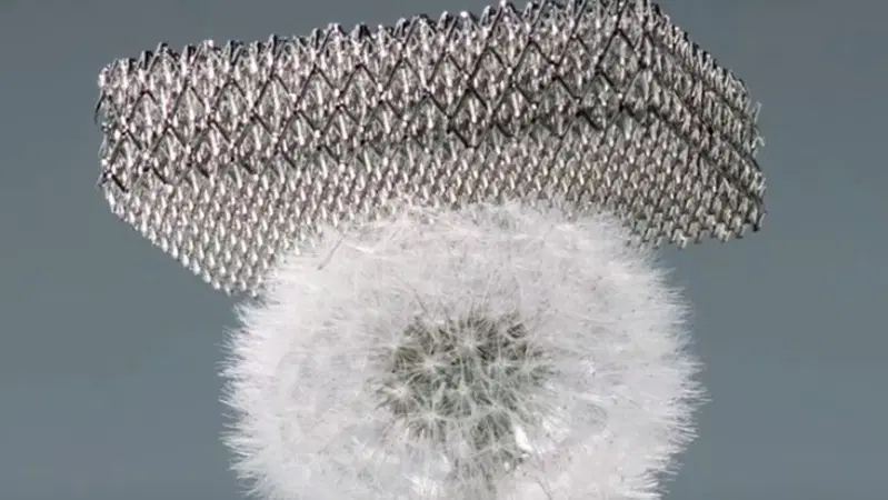 Boeing inventa il metallo pi&ugrave; leggero di sempre. Il segreto? L'aria [VIDEO]