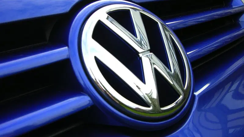 Volkswagen: investimenti ridotti di 1 mld di euro all'anno