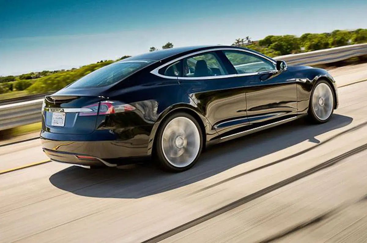 Tesla, con Autopilot la guida autonoma è (quasi) realtà (2)