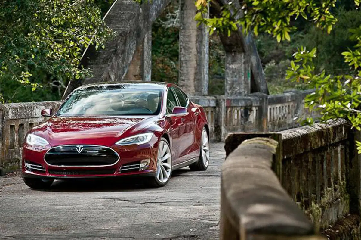 Tesla, con Autopilot la guida autonoma è (quasi) realtà (8)
