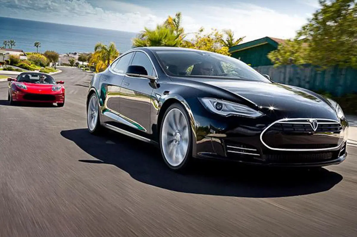Tesla, con Autopilot la guida autonoma è (quasi) realtà (10)