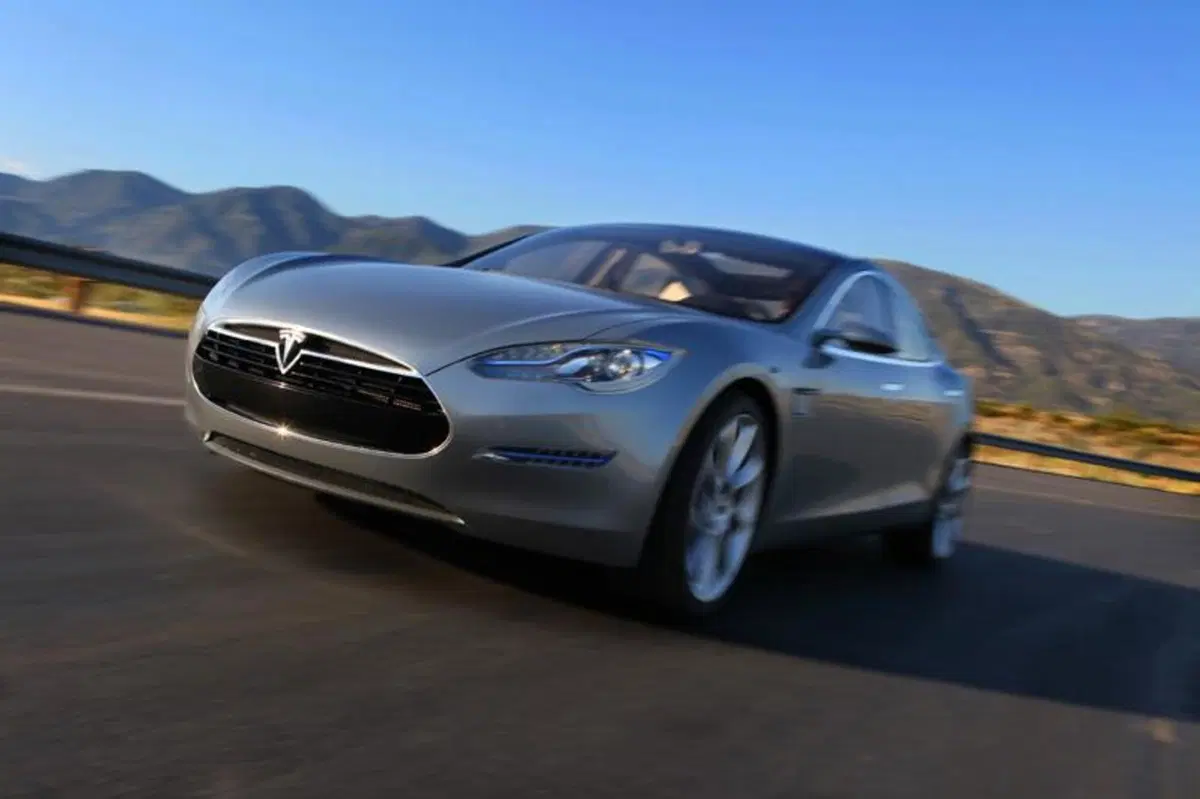 Tesla, con Autopilot la guida autonoma è (quasi) realtà (14)